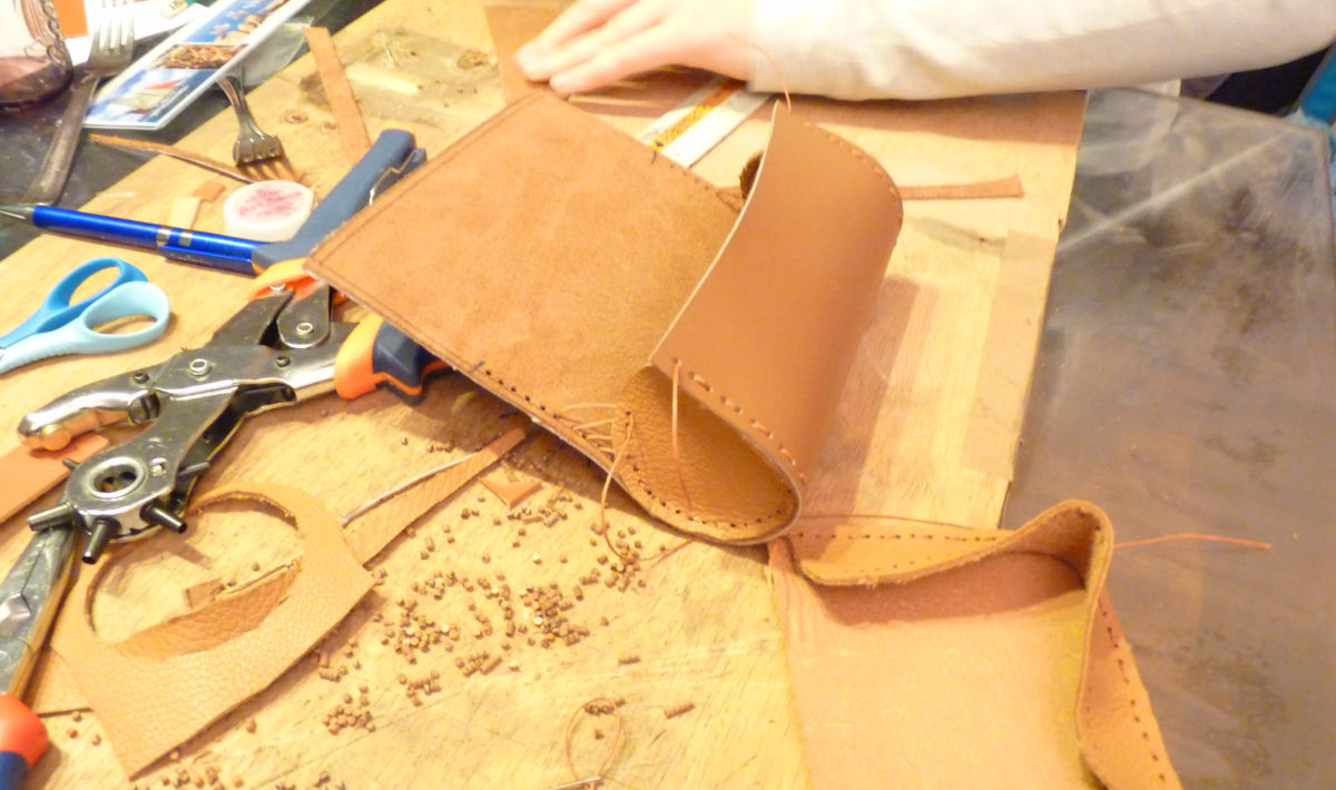 atelier cuir pochette fabrication artisanat