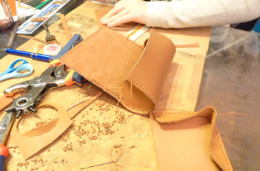 atelier cuir pochette fabrication artisanat