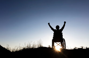 fauteuil heureux victoire bras levés soleil