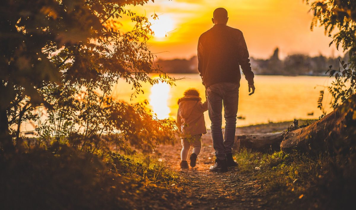 père enfant marche soleil lac apprentissage