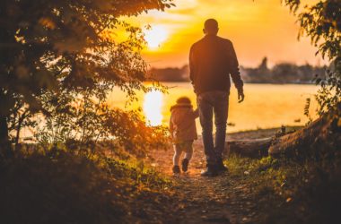 père enfant marche soleil lac apprentissage